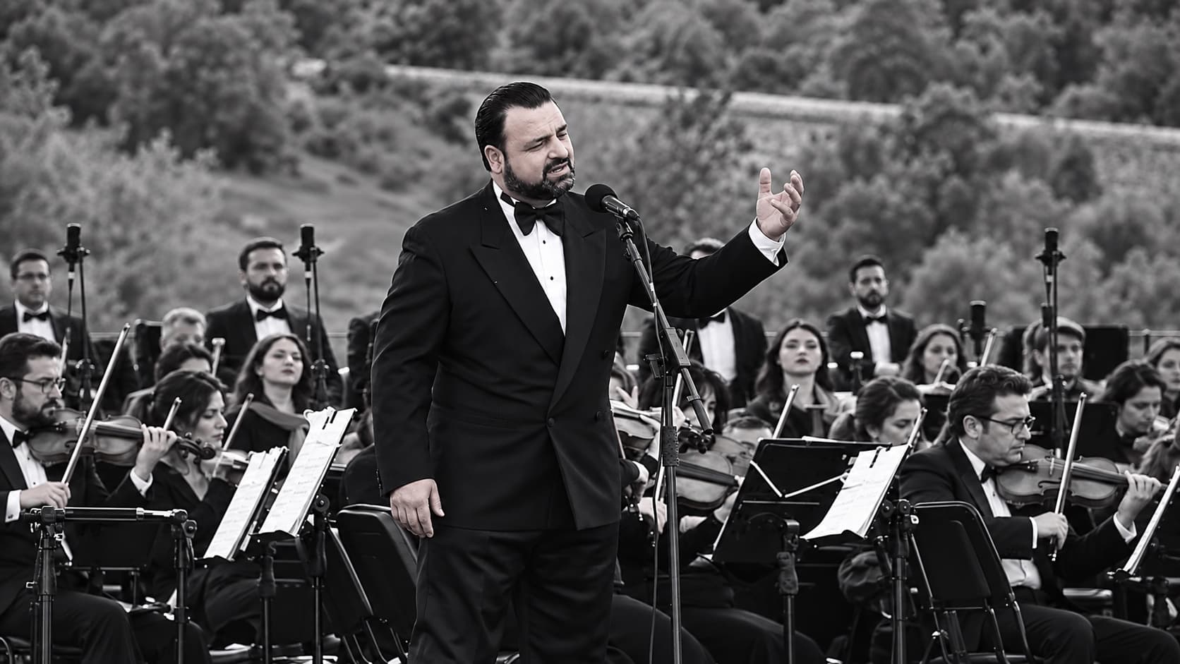 Samir Cəfərov orkestrlə açıq səhnədə, Xarıbülbül Festivalında, Şuşa