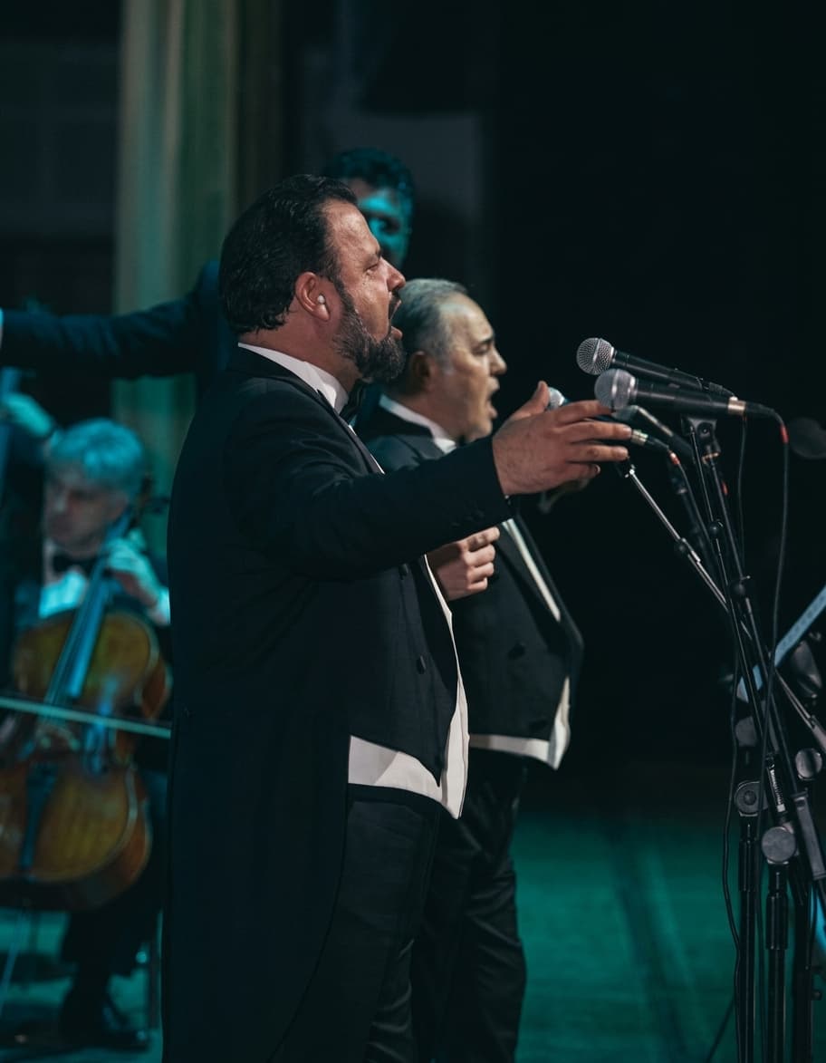 Samir Cəfərov səhnədə duet ifa edərkən