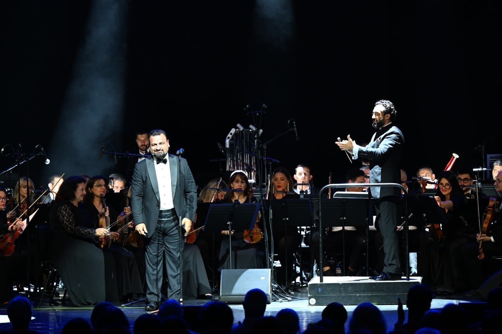 Samir Cəfərov simfonik orkestrlə konsertdə, dirijor alqışlayır