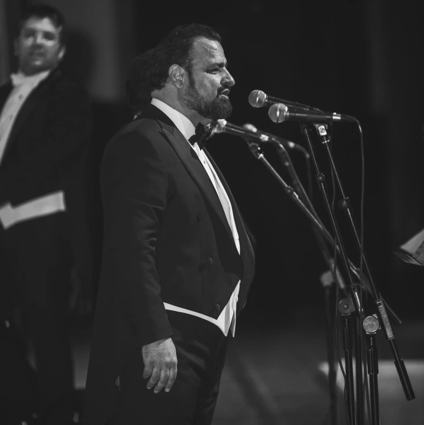 Samir Cəfərov konsertdə, mikrofon qarşısında